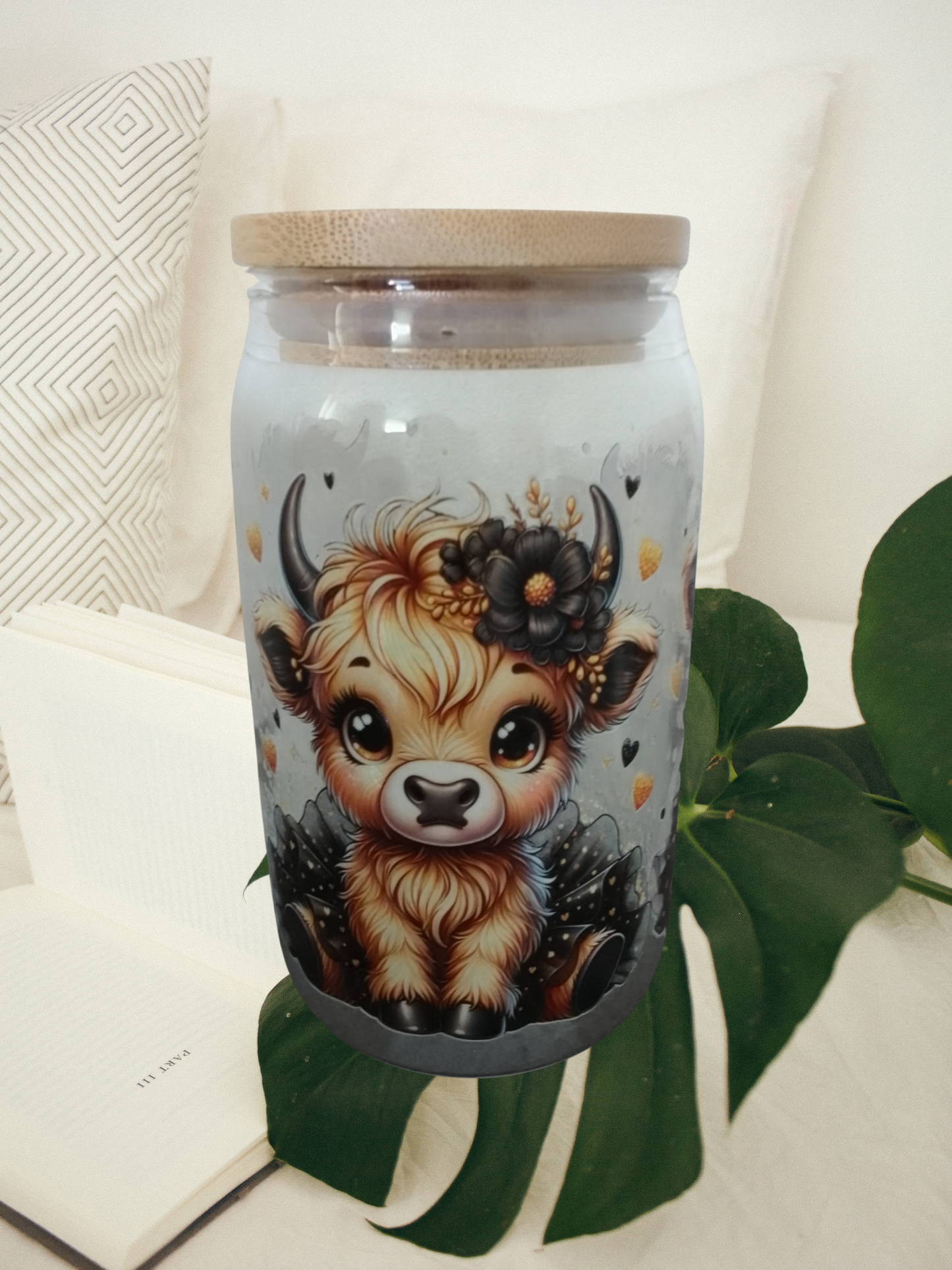 Trinkglas mit Bambusdeckel – Highland Cow mit Blume (470 ml)