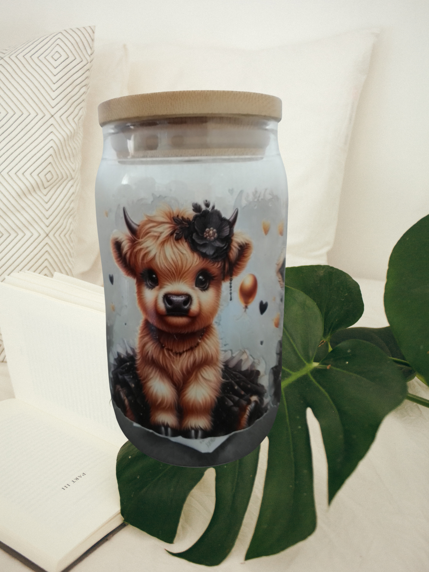Trinkglas mit Bambusdeckel – Highland Cow mit Blume (470 ml)