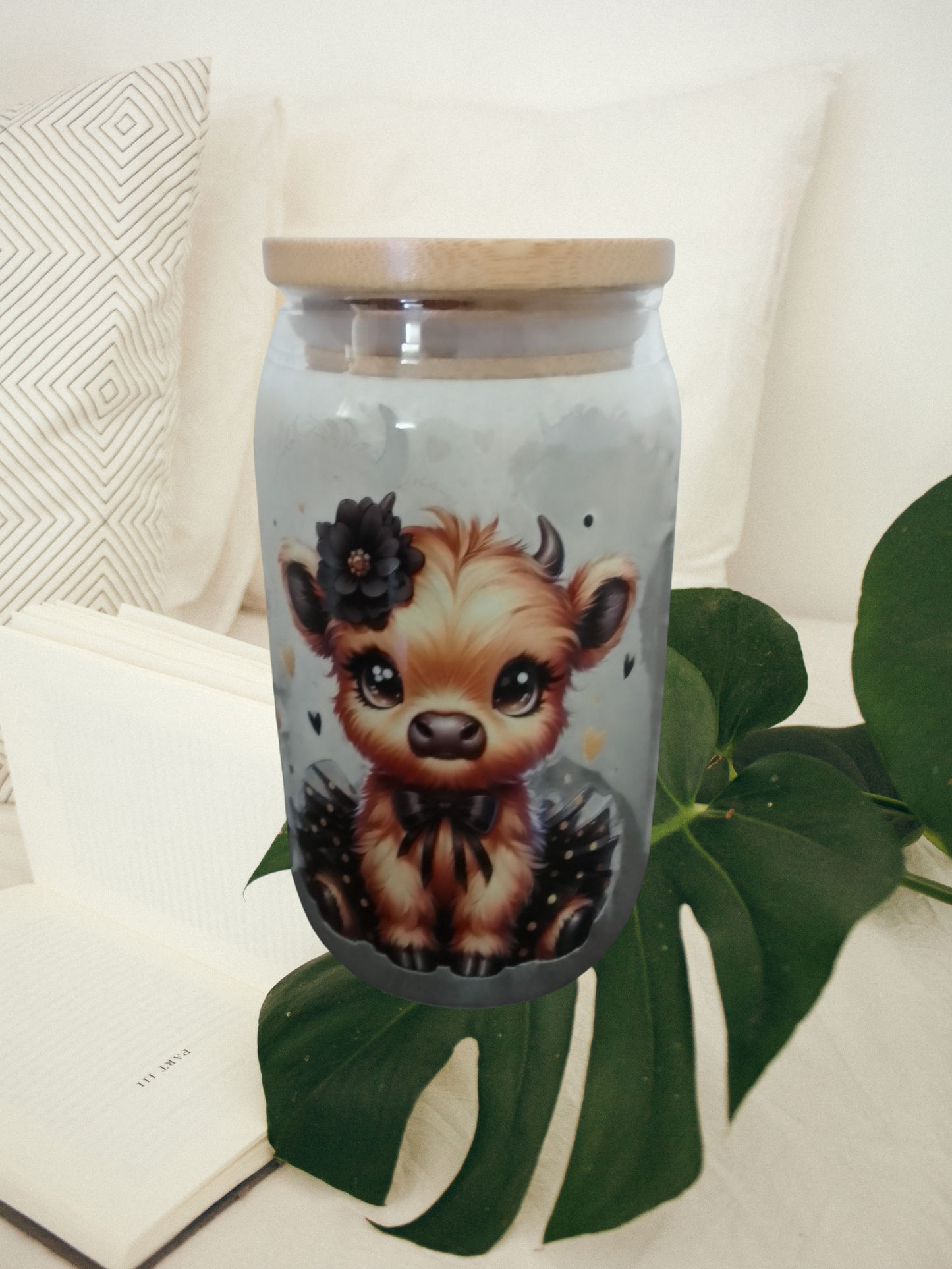 Trinkglas mit Bambusdeckel – Highland Cow mit Blume (470 ml)