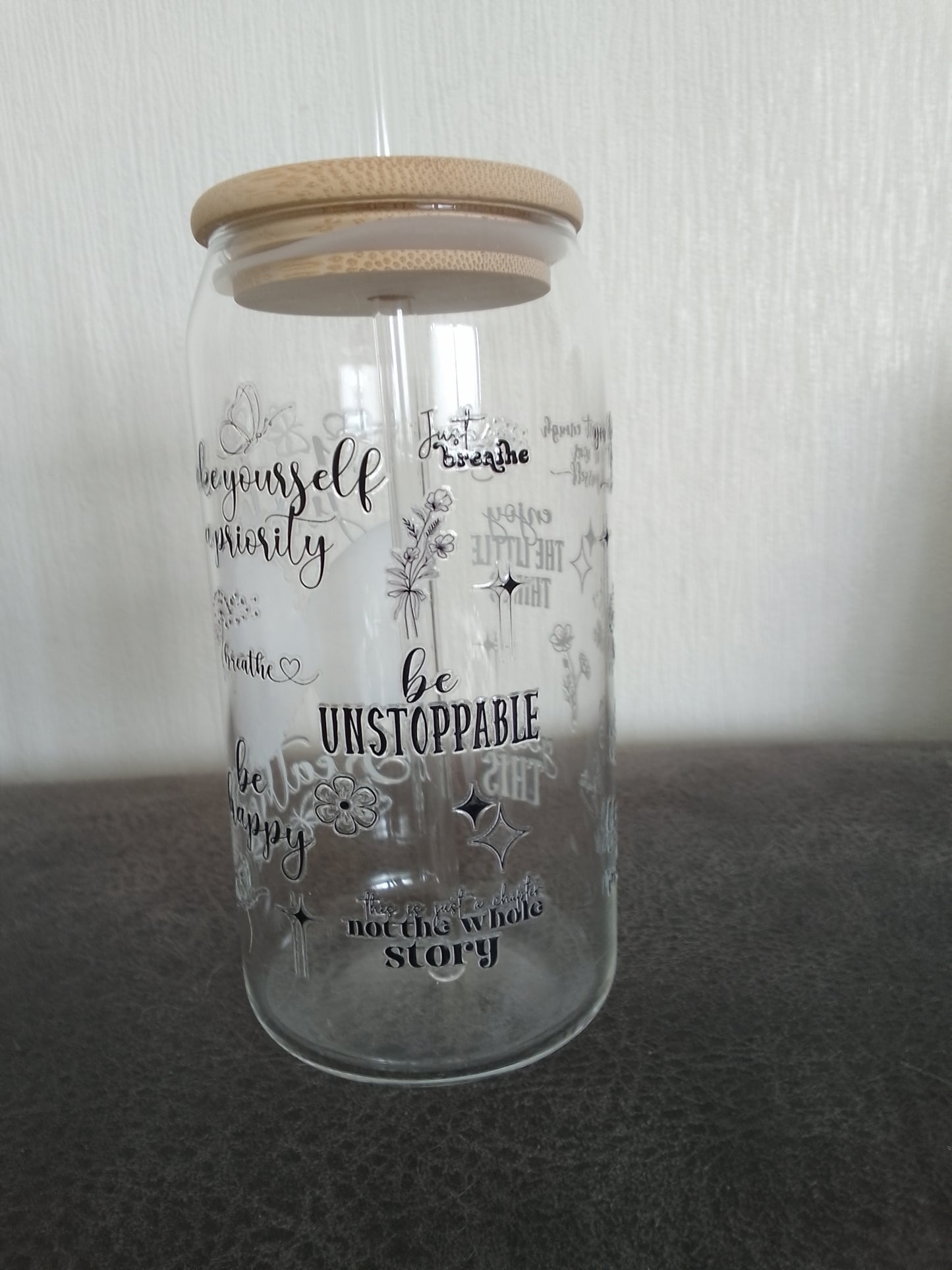 Trinkglas 500 ml mit Glasstrohhalm & Bambusdeckel – Schmetterlingsmotiv „Just Breathe“