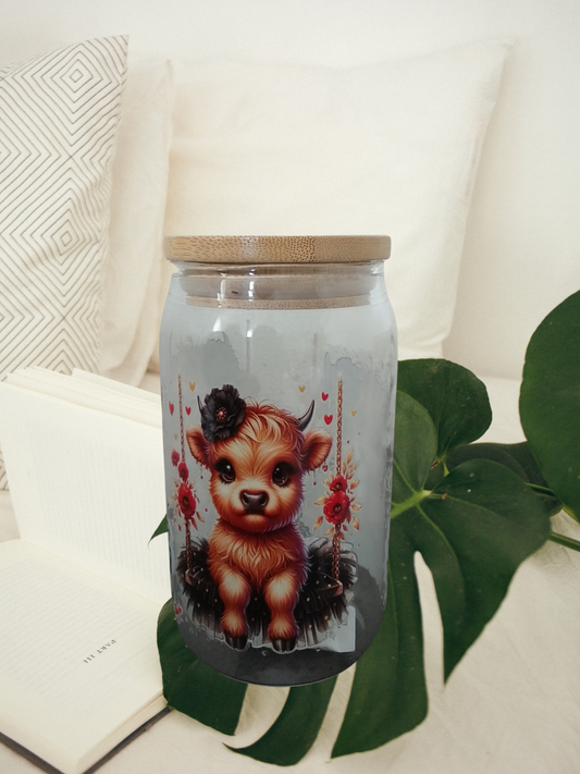 Trinkglas mit Bambusdeckel – Highland Cow auf Schaukel (470 ml)