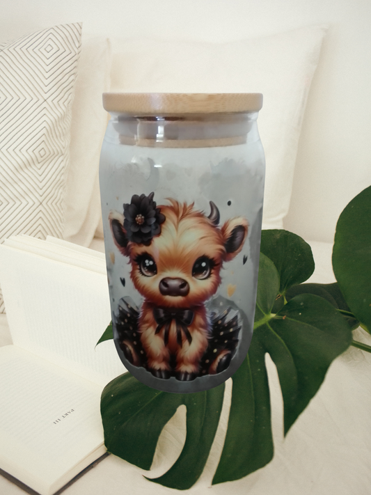 Trinkglas mit Bambusdeckel – Highland Cow mit Blume (470 ml)