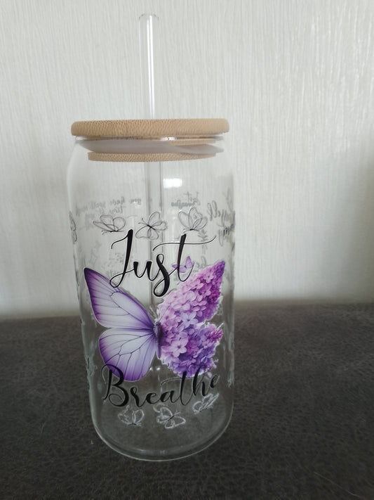 Trinkglas 500 ml mit Glasstrohhalm & Bambusdeckel – Schmetterlingsmotiv „Just Breathe“
