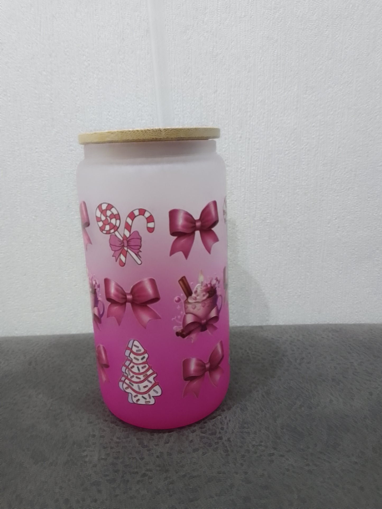 Trinkglas „Pink Ribbon“ mit Bambusdeckel & Glasstrohhalm