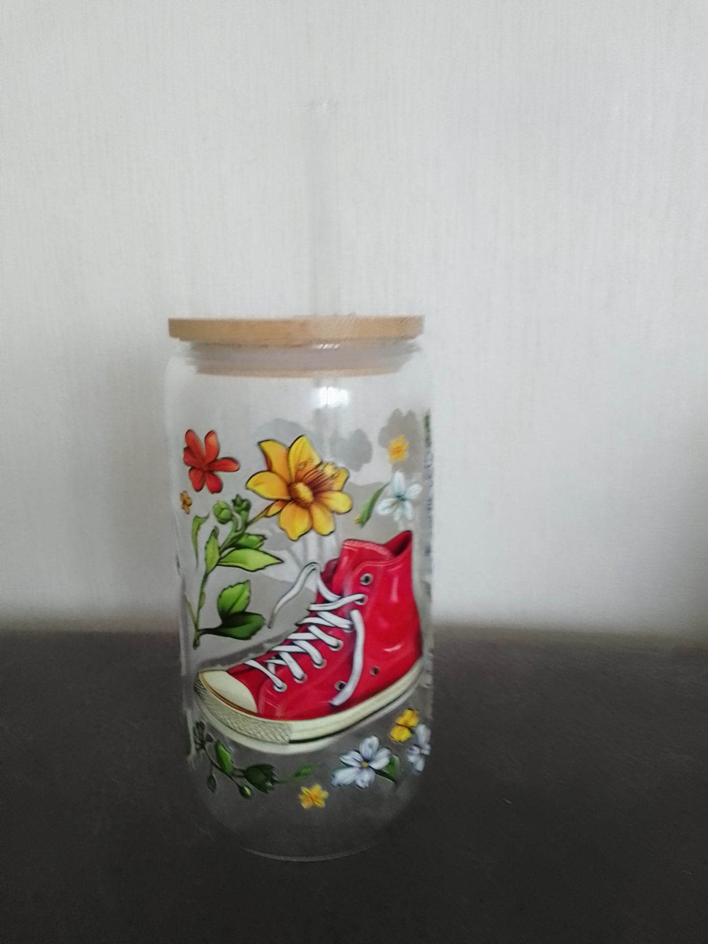 Trinkglas mit Sneaker-Design und Bambusdeckel