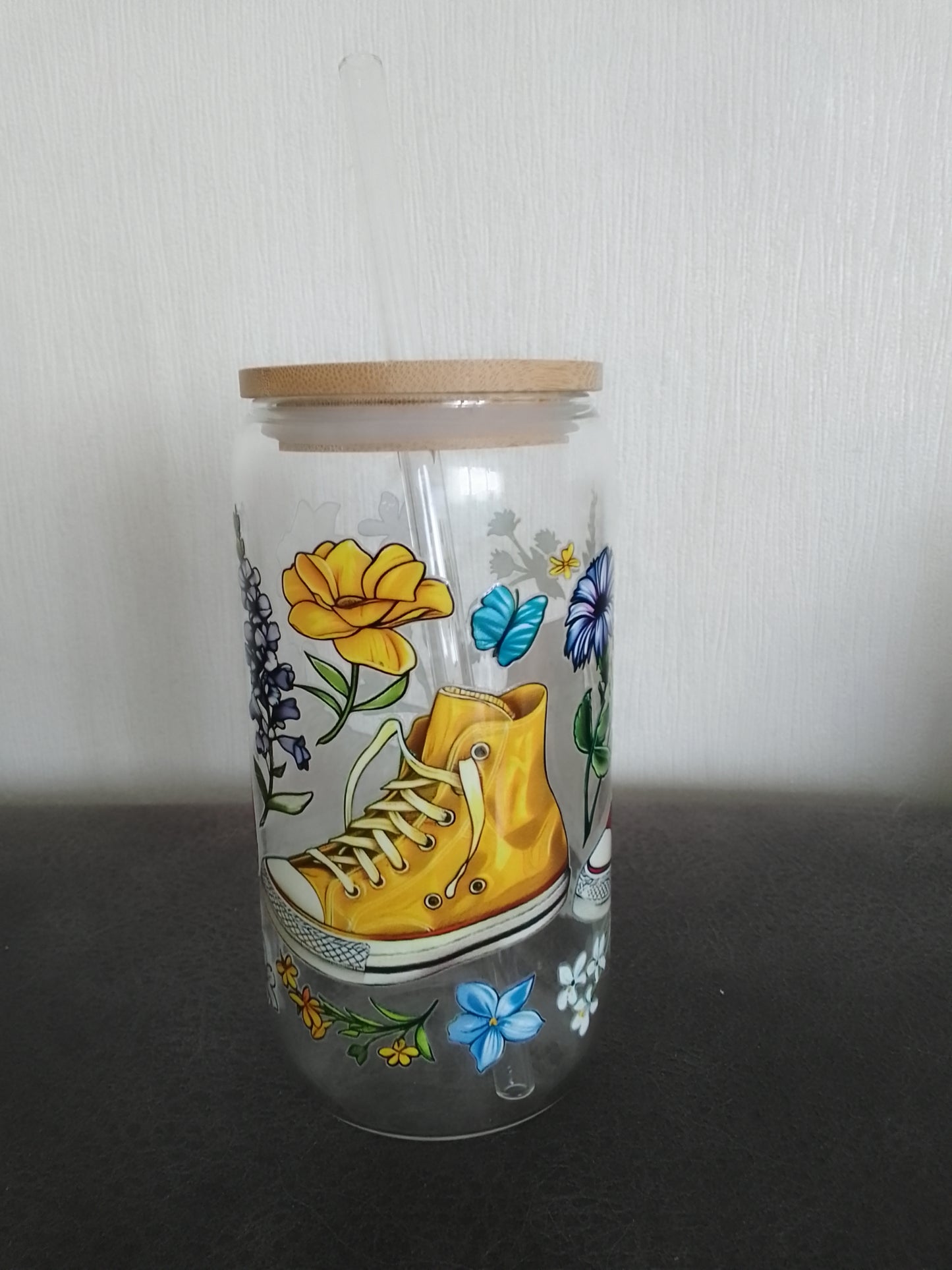 Trinkglas mit Sneaker-Design und Bambusdeckel