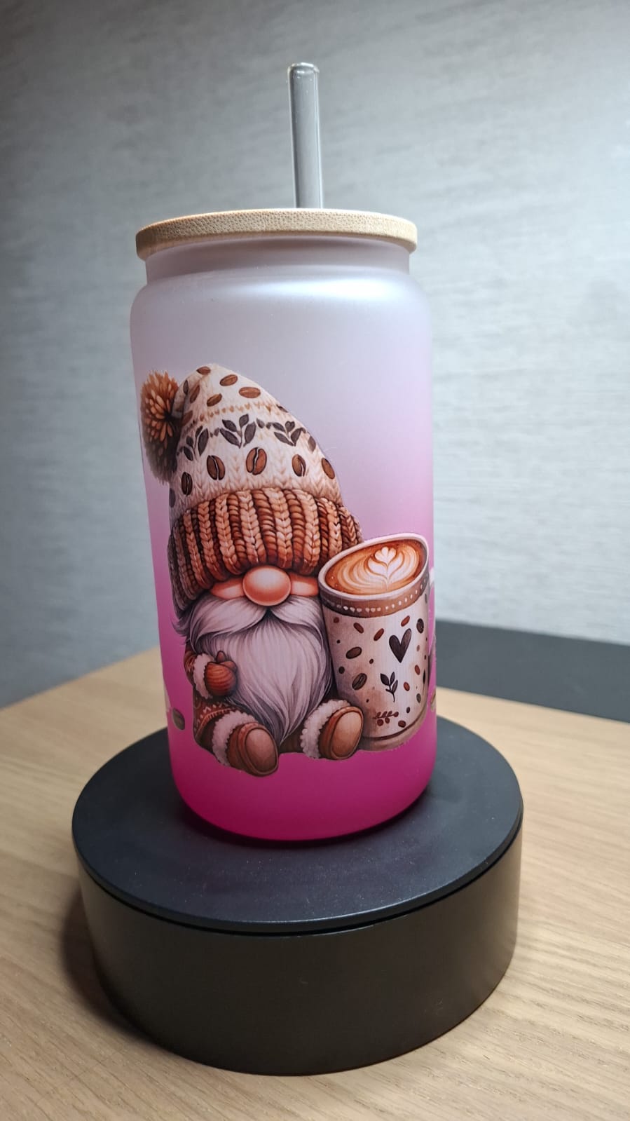 500 ml Trinkglas Pink Ombre mit süßem Gnom – inkl. Bambusdeckel & Glasstrohhalm