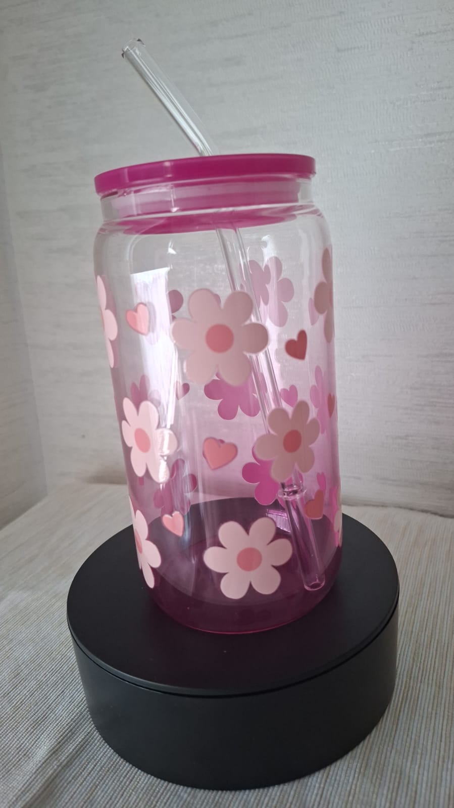 Pinkes Trinkglas mit Blumen & Herzen – 500 ml