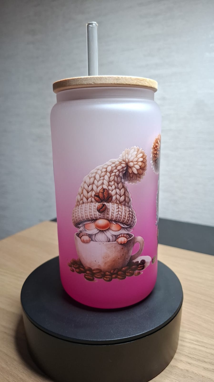 500 ml Trinkglas Pink Ombre mit süßem Gnom – inkl. Bambusdeckel & Glasstrohhalm