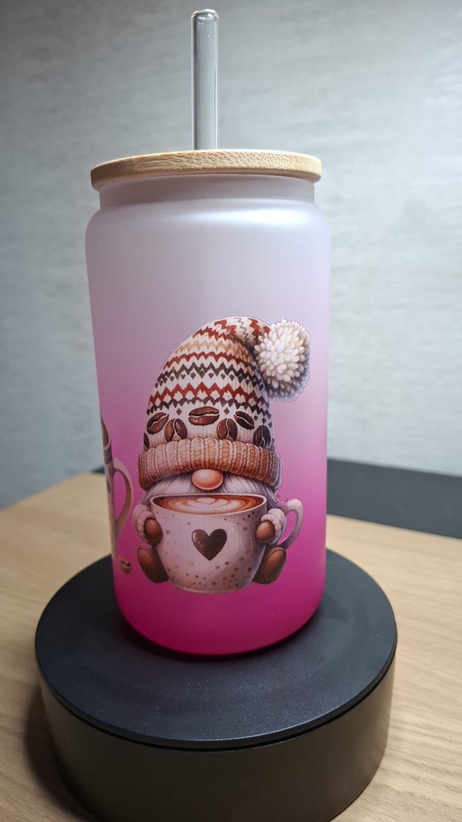 500 ml Trinkglas Pink Ombre mit süßem Gnom – inkl. Bambusdeckel & Glasstrohhalm