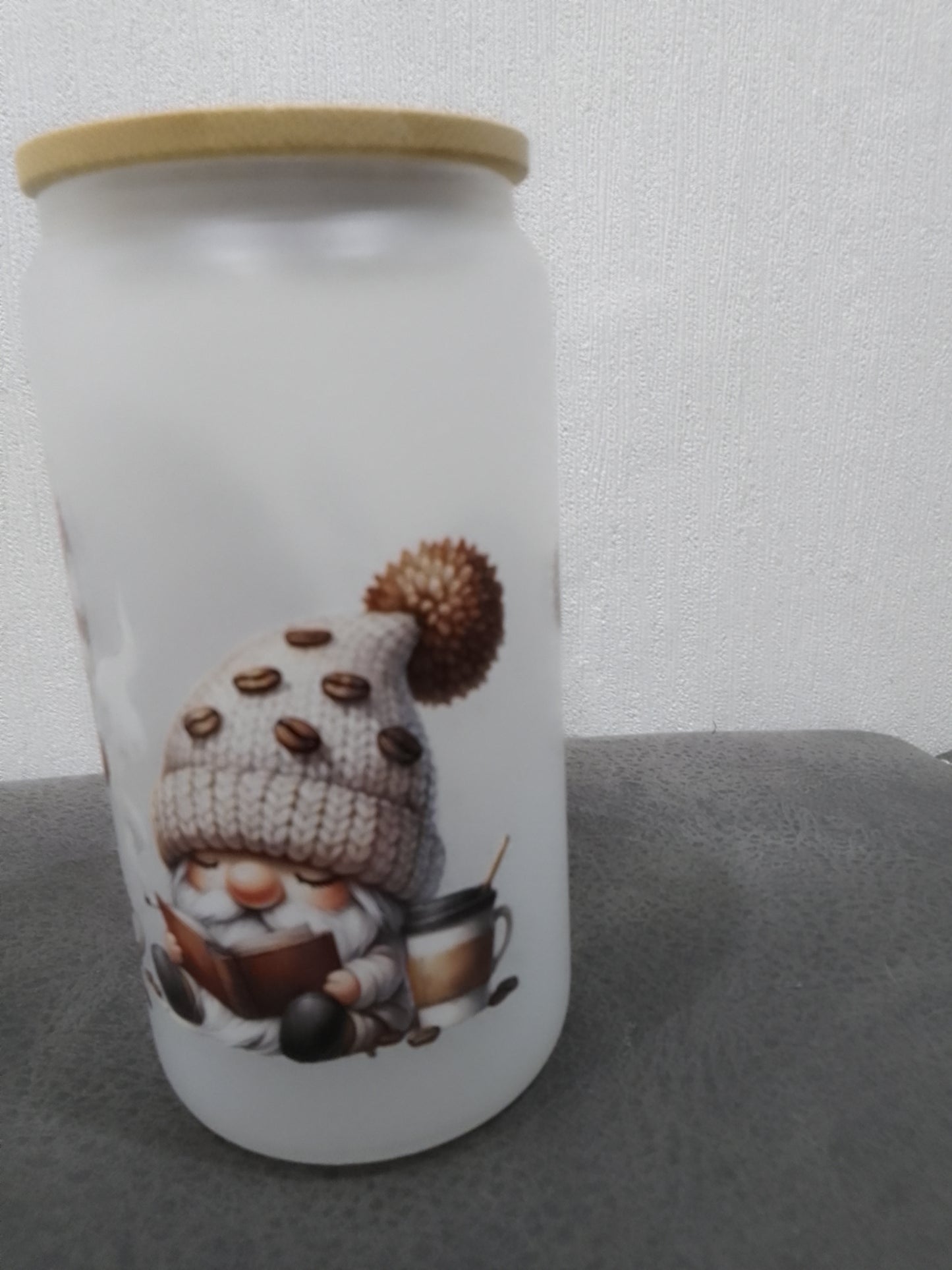 Trinkglas frosted mit süßem Gnome-Motiv & Bambusdeckel