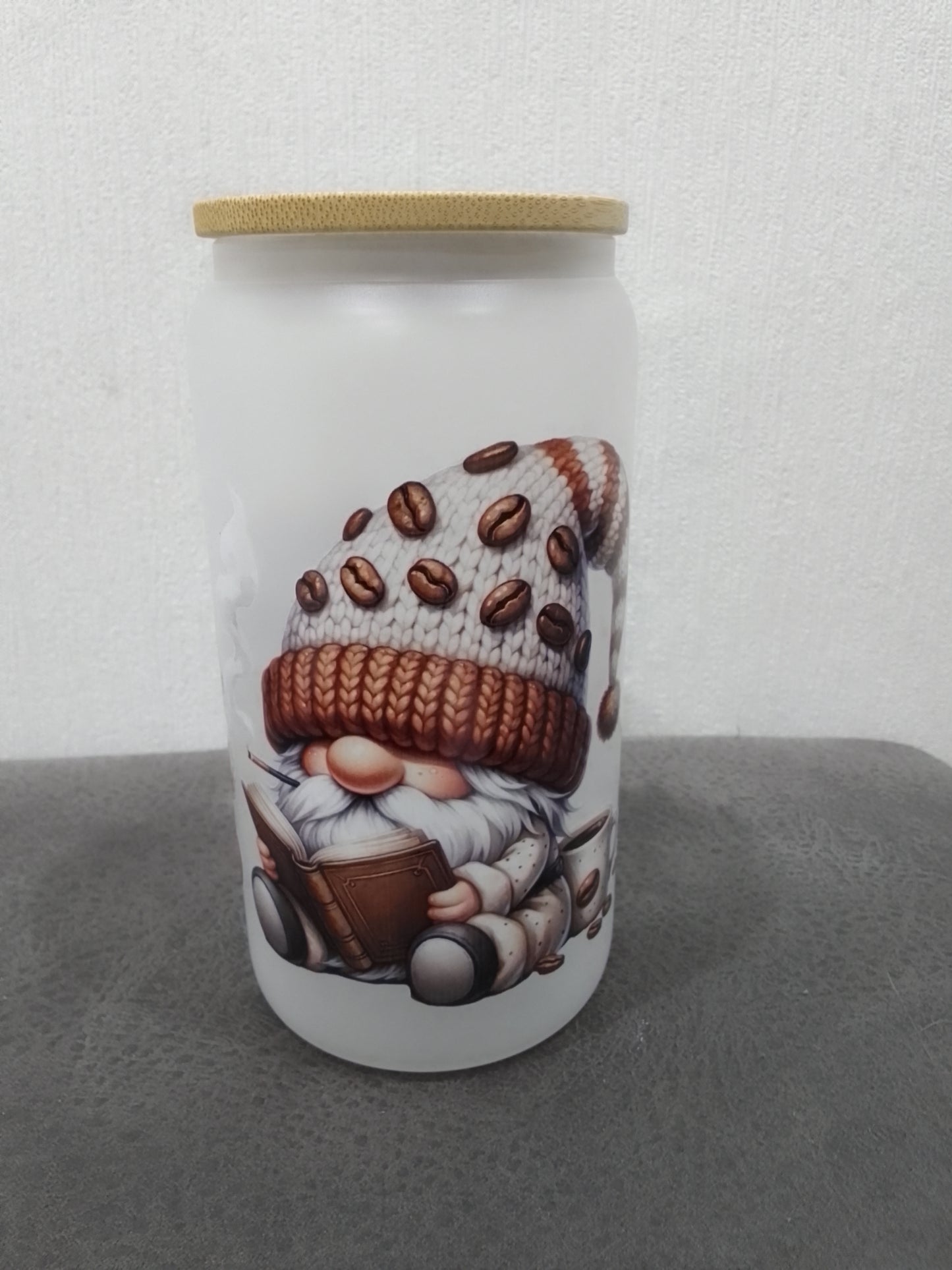 Trinkglas frosted mit süßem Gnome-Motiv & Bambusdeckel