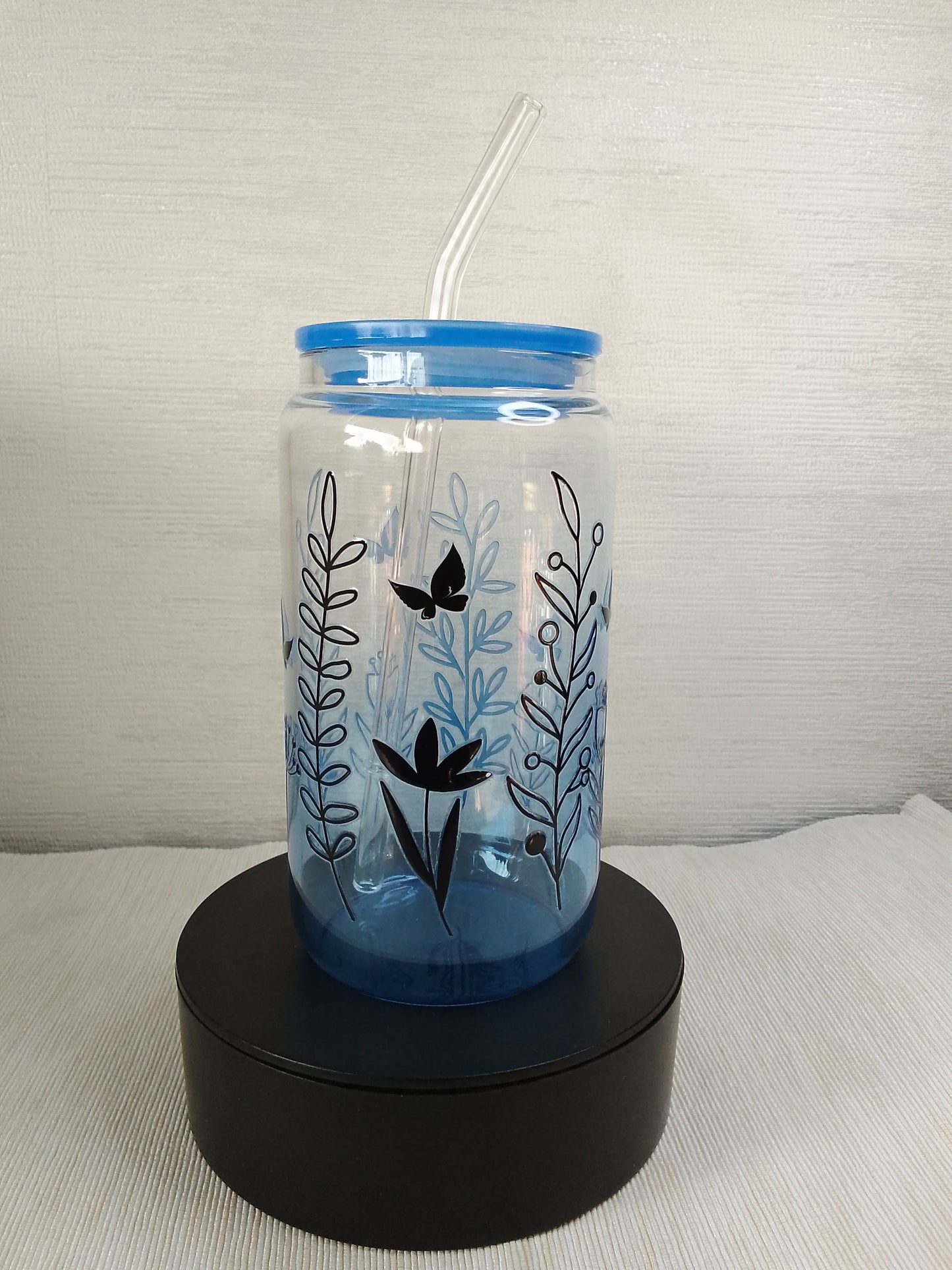 Trinkglas mit floralen Motiven & Strohhalm – 500 ml